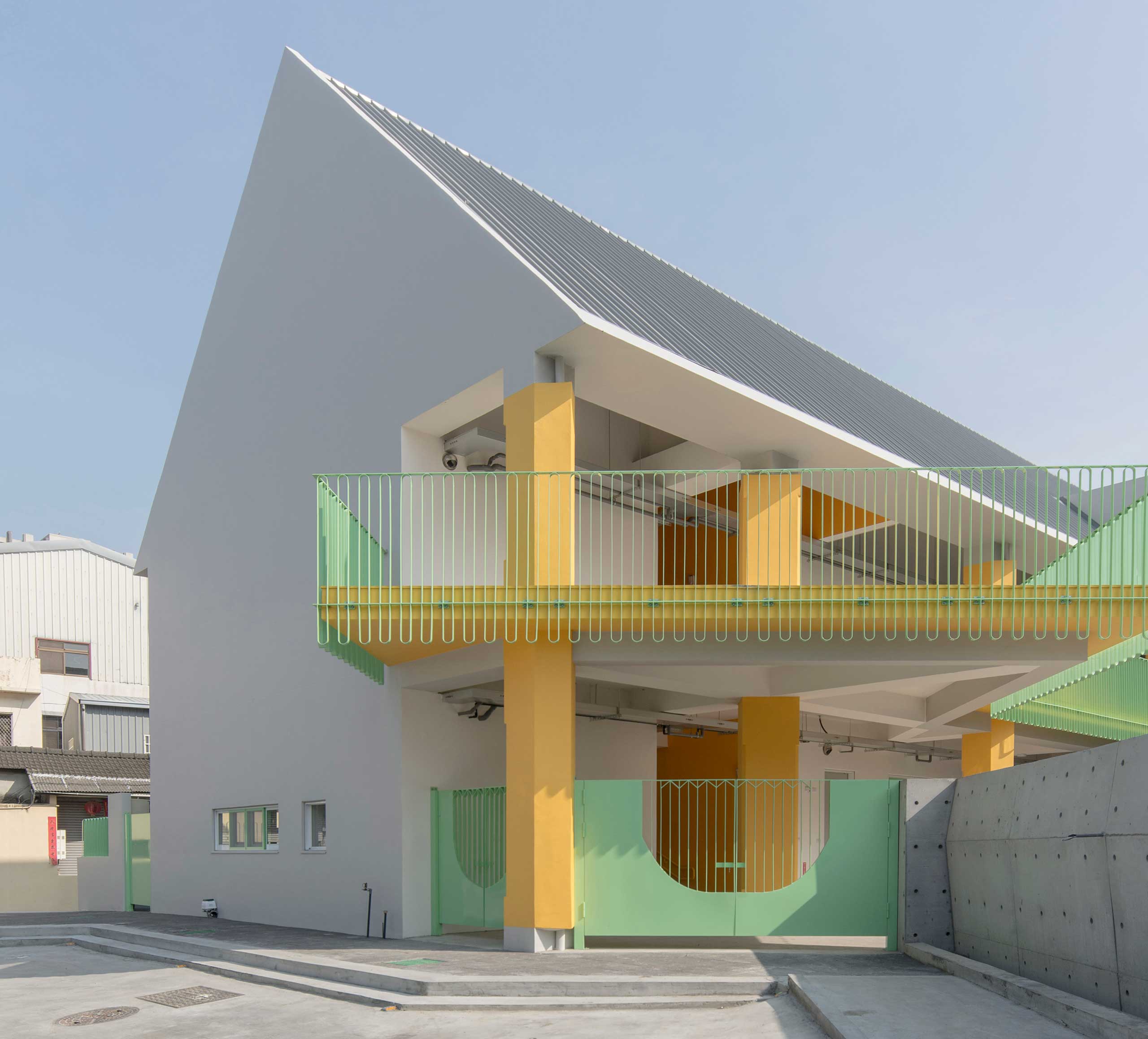 A kindergarten animates its simple form with striking structural