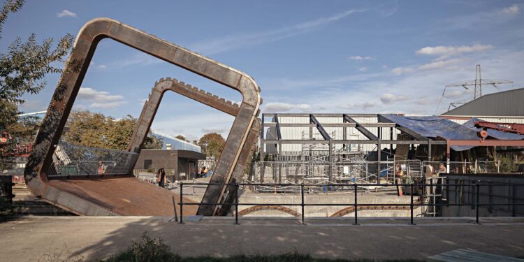 Cody Dock Rolling Bridge by Thomas Randall-Page. Copyright Jim Stephenson 2022
