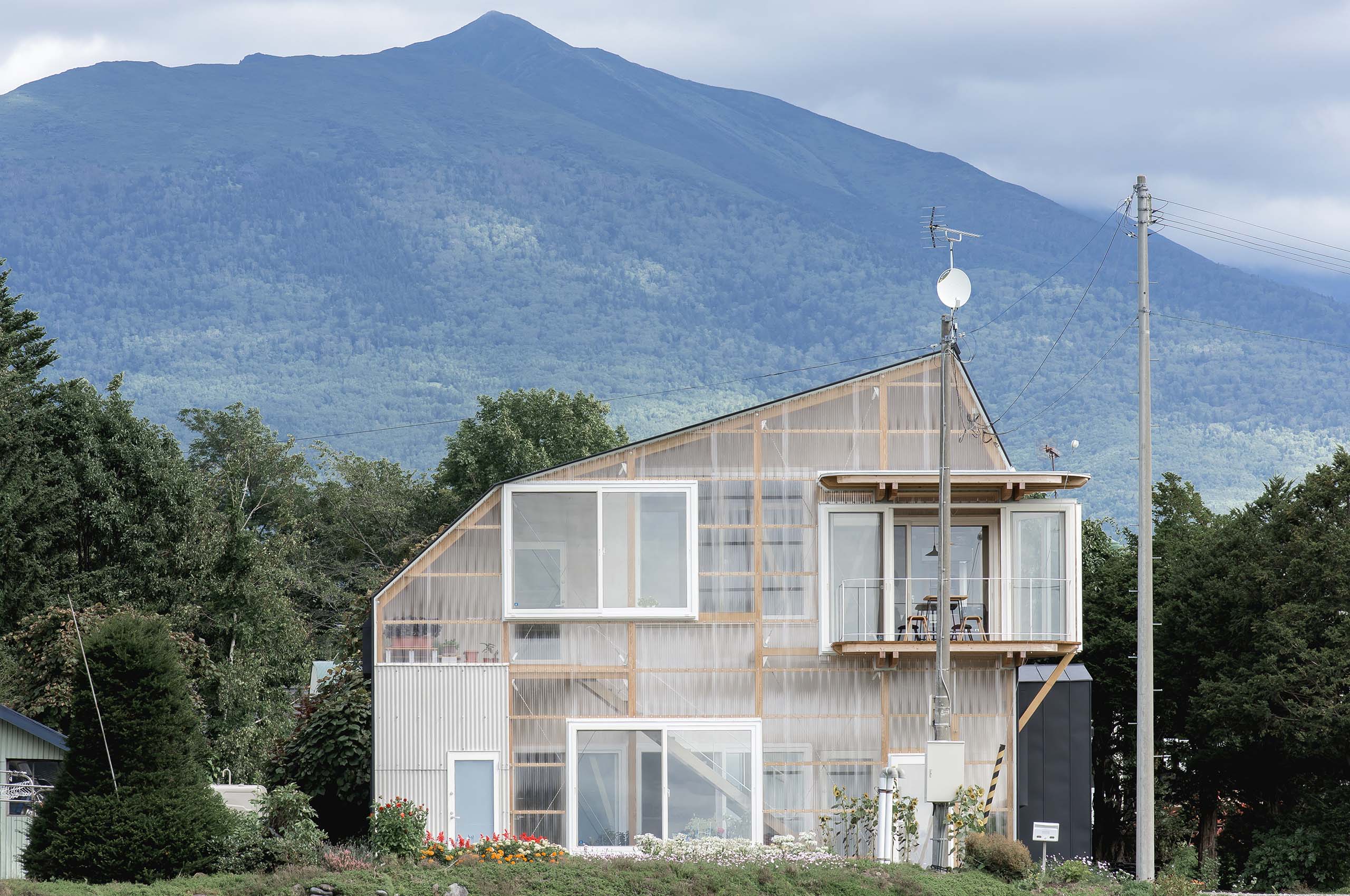 The Deformed Roof House of Furano - C3GLOBE